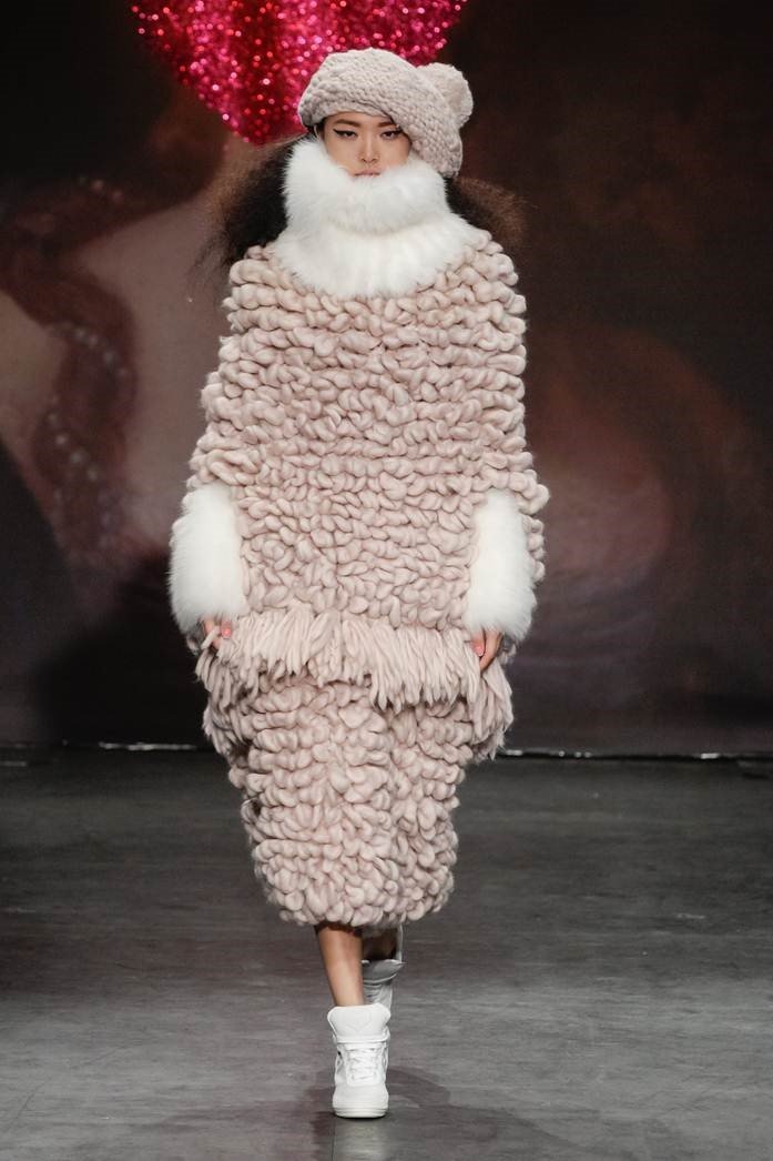 Kunsthal - hand knit loop Christopher Dadey for Sibling
