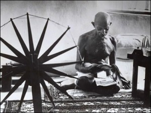 Mahatma Gandhi spint garen voor khadi.