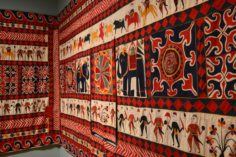Wandkleed uit Gujarat, diverse stoffen geappliceerd op katoenen ondergrond - Victoria & Albert Museum