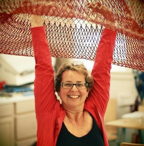 Janet Echelman met een prototype van een sculptuur.