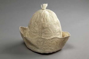 Kraamherenmuts in Zaans stikwerk, circa 1725-1750, Centraal Museum Utrecht