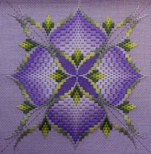 Hedendaags, vierzijdig gespiegeld ontwerp in Bargello borduurwerk.