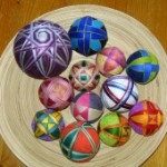 Temari-ballen bij Sandra Moek.
