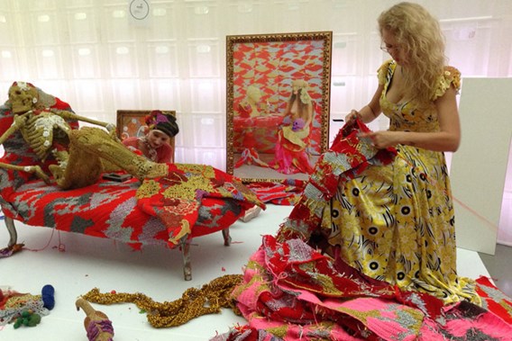 Olek volop bezig met de installatie The Future of Fashion is Now - Rotterdam, 2014.
