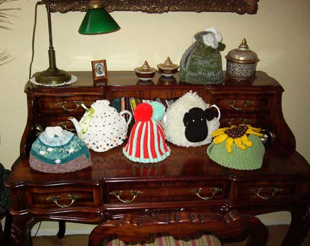 Een collectie theemutsen uit het boek Tea Cozies.