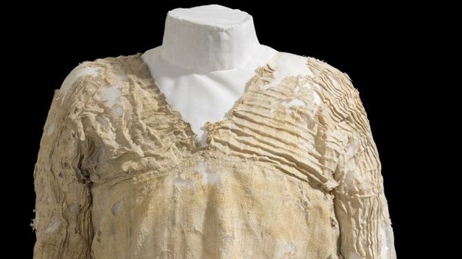 De bovenkant en de mouwen van de Tarkhan Dress is van geplooid linnen.