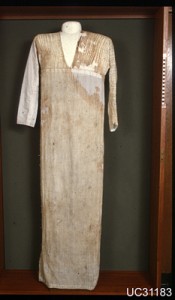 Linnen tuniek, gevonden in een graf uit het einde van het Oude Koninkrijk (crica 2686 - 2181 voor het begin van onze jaartelling) - Petrie 1898.