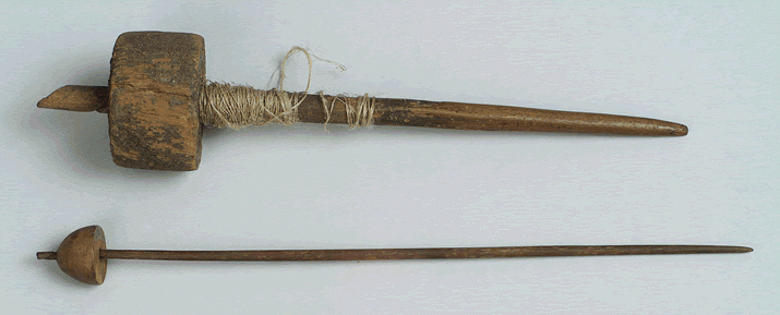 Twee houten spindels, circa 1850 - 1750 voor het begin van onze jaartelling.