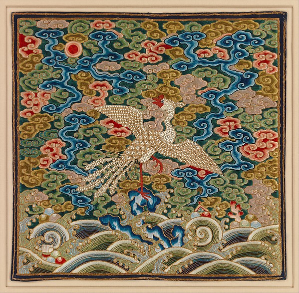 Rangaanduiding uit de Ching-dynasty, zijde, parels en metaaldraad op zijde geborduurd.