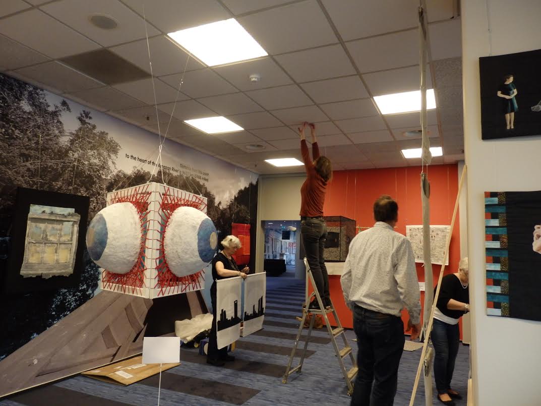 Inrichting van de tentoonstelling.