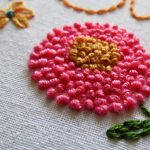 Bloem gemaakt met de Franse knoop-steek.