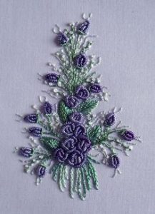 Duidelijk is te zien hoe de bloemen met een bouillonsteek zijn gemaakt.