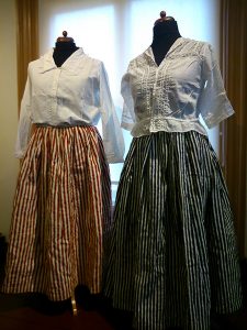 Kleding uit de collectie van het Streekhistorisch Centrum.