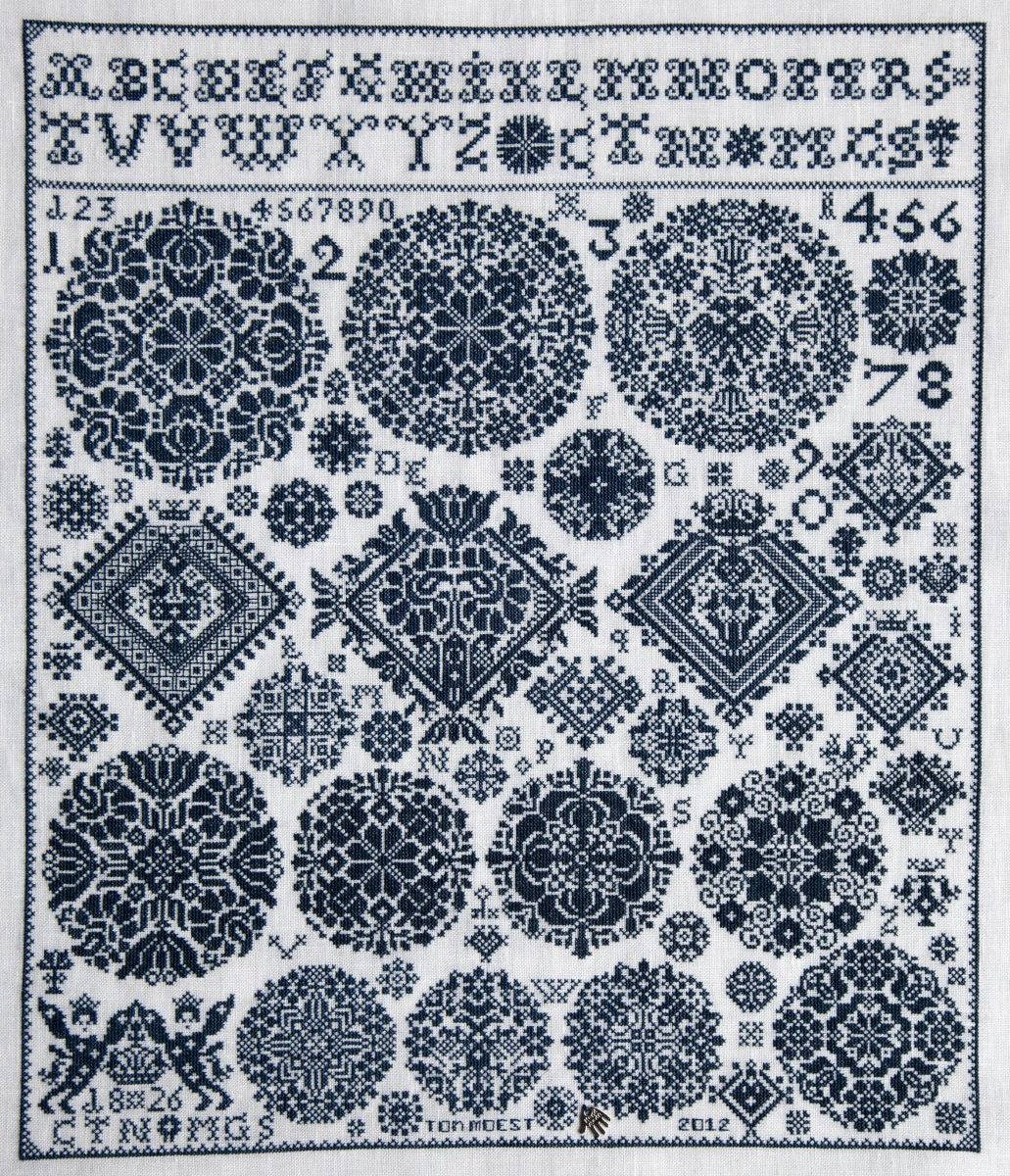 In blauw omgezette antieke merklap van Ton Moest.