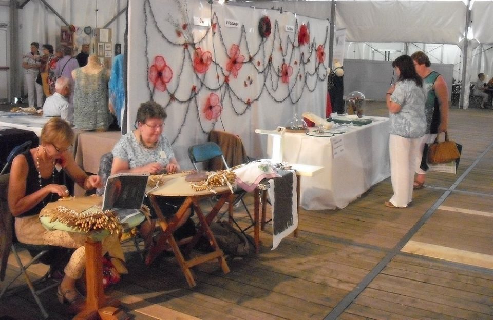 Kantklosters aan het werk tijdens het festival in 2015.