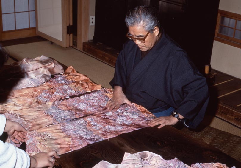 Itchiku Kubota werkend aan een kimono.