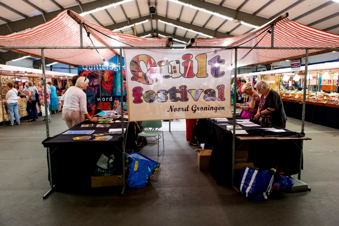 De textielbeurs van het Quiltfestival Noord-Groningen.
