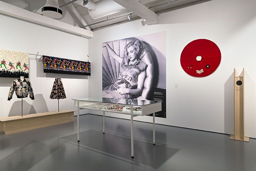 Tentoonstellingsfoto met centraal de beroemde foto van Marilyn Monroe die een aardappelzak als jurkje draagt - foto Josefina Eikenaar.