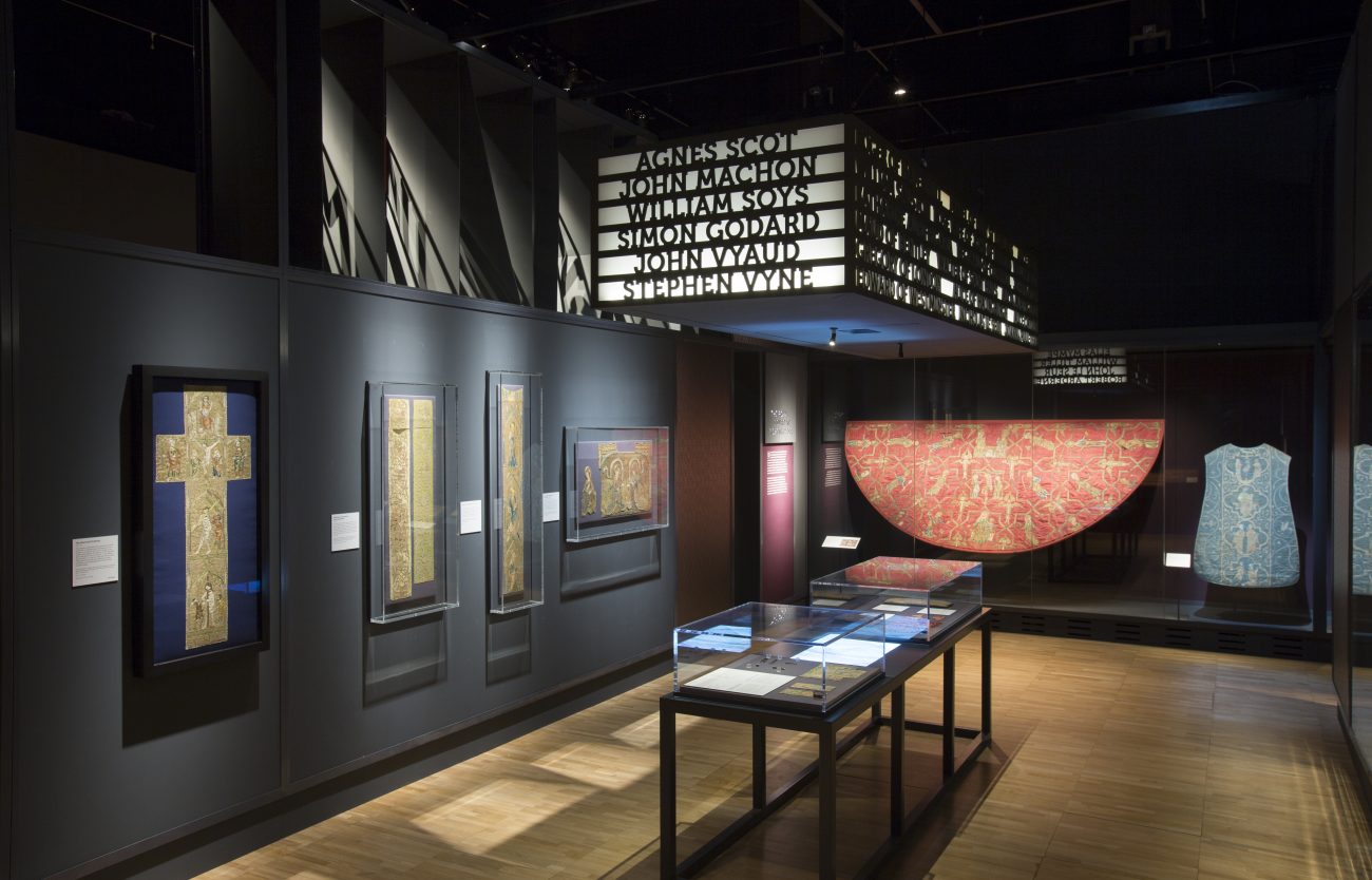 Opus anglicanum, tentoonstelling in het Victoria & Albert Museum, overzichtsfoto.