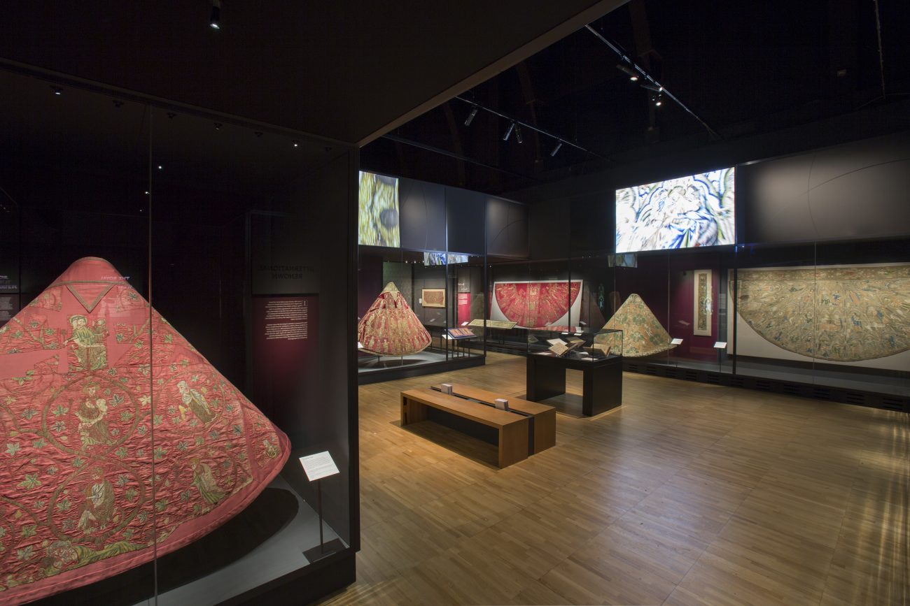 Opus anglicanum, overzichtsfoto van de tentoonstelling in het Londense Victoria & Albert Museum.