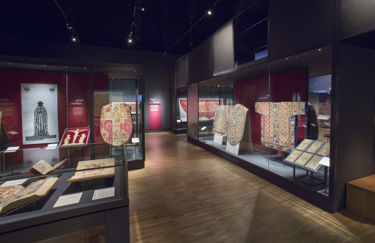 Opus anglicanum, overzichtsfoto van de tentoonstelling in het Londense Victoria & Albert Museum.
