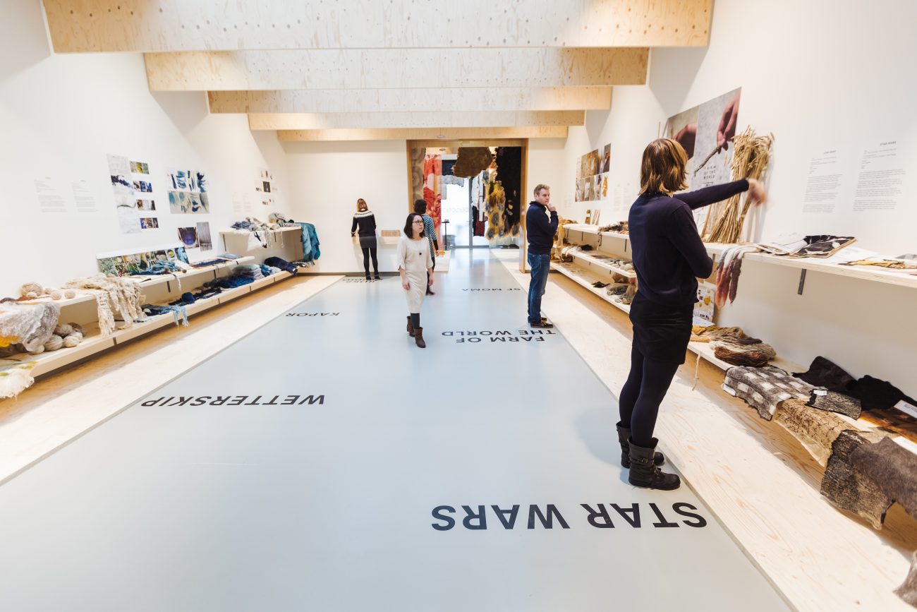 Overzicht van de tentoonstelling van Claudy Jongstra - foto Hans Jellema.