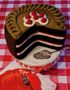 Een chocoladetaart gebreid door Bonnie Burton.