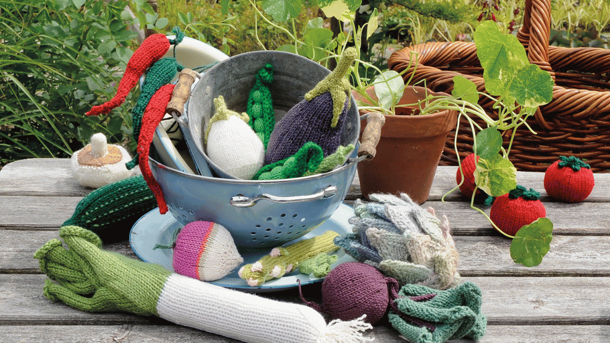 Een complete groente-oogst maar niet uit de groentetuin - foto The Yarn Loop.