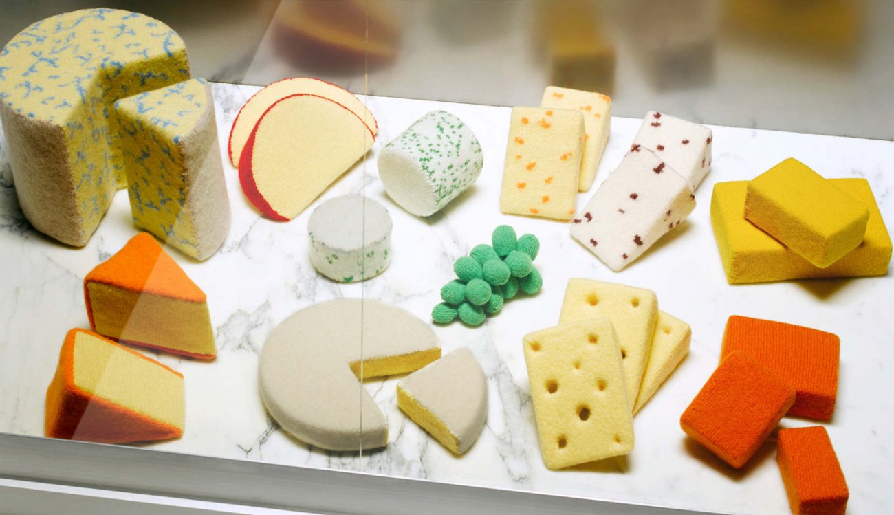 Een gebreid kaasassortiment door Jessica Dance - foto David Sykes.