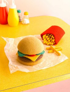 Een gebreide BigMac en french fries door Jessica Dance - foto David Sykes.