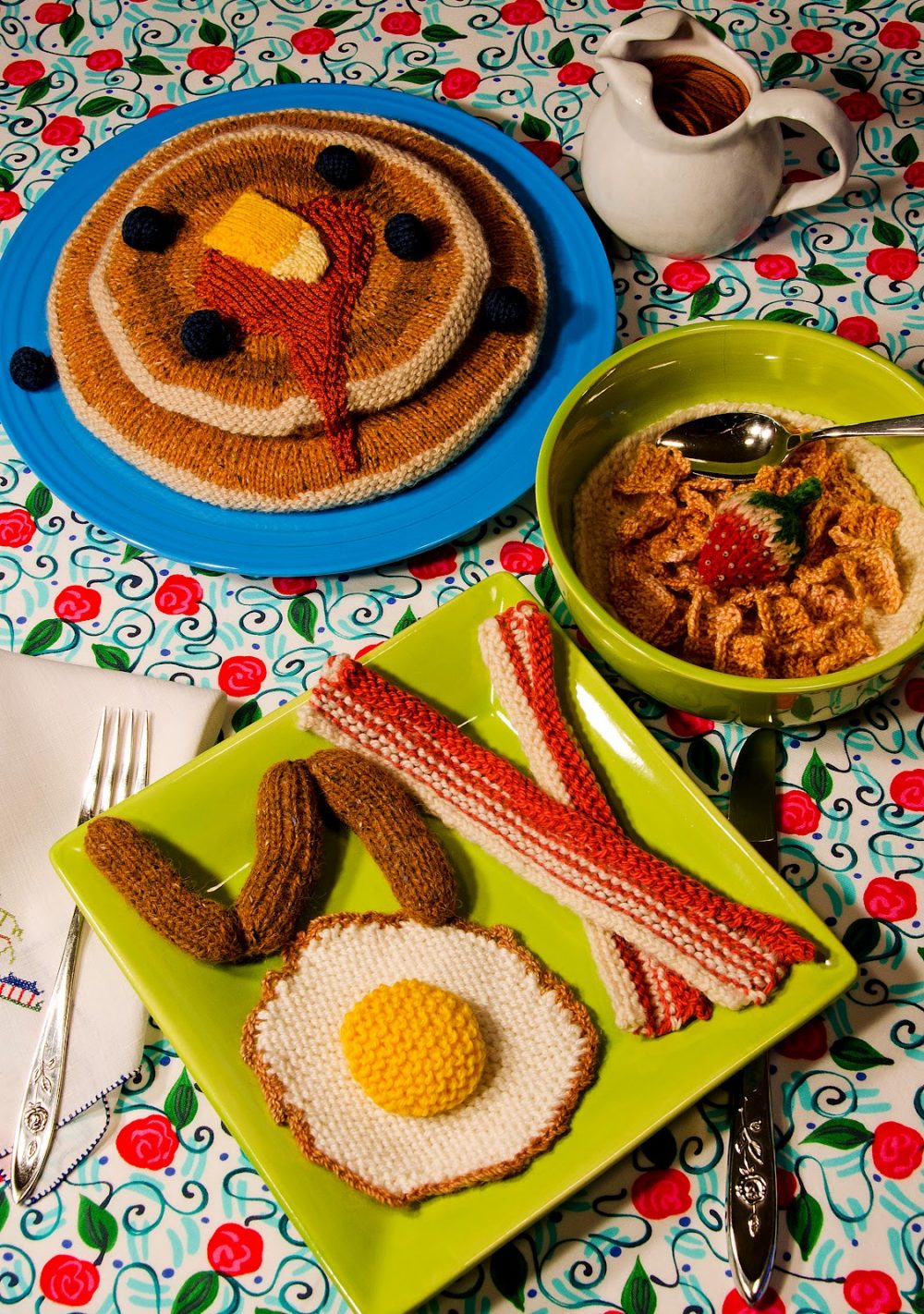 Een uitgebreid ontbijt met o.a. pannenkoeken, uitsmijter en worstjes - foto Colorful Stitches.