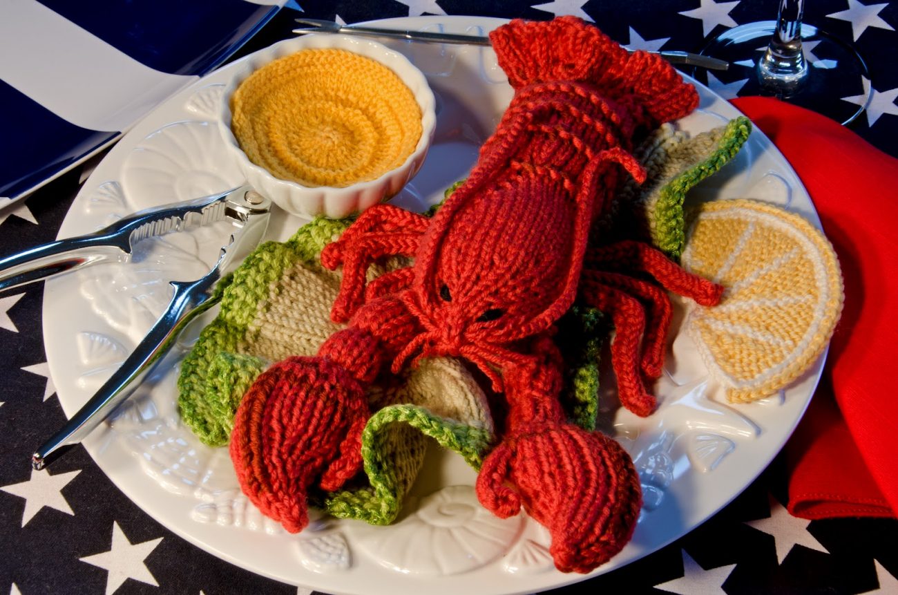 Gebreide kreeft door Bonnie Burton - foto Colorful Stitches.