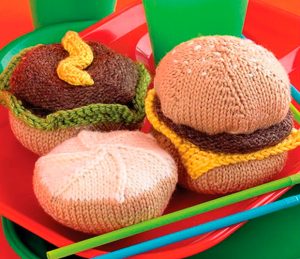 Gebreide snacks van Susie Johns.