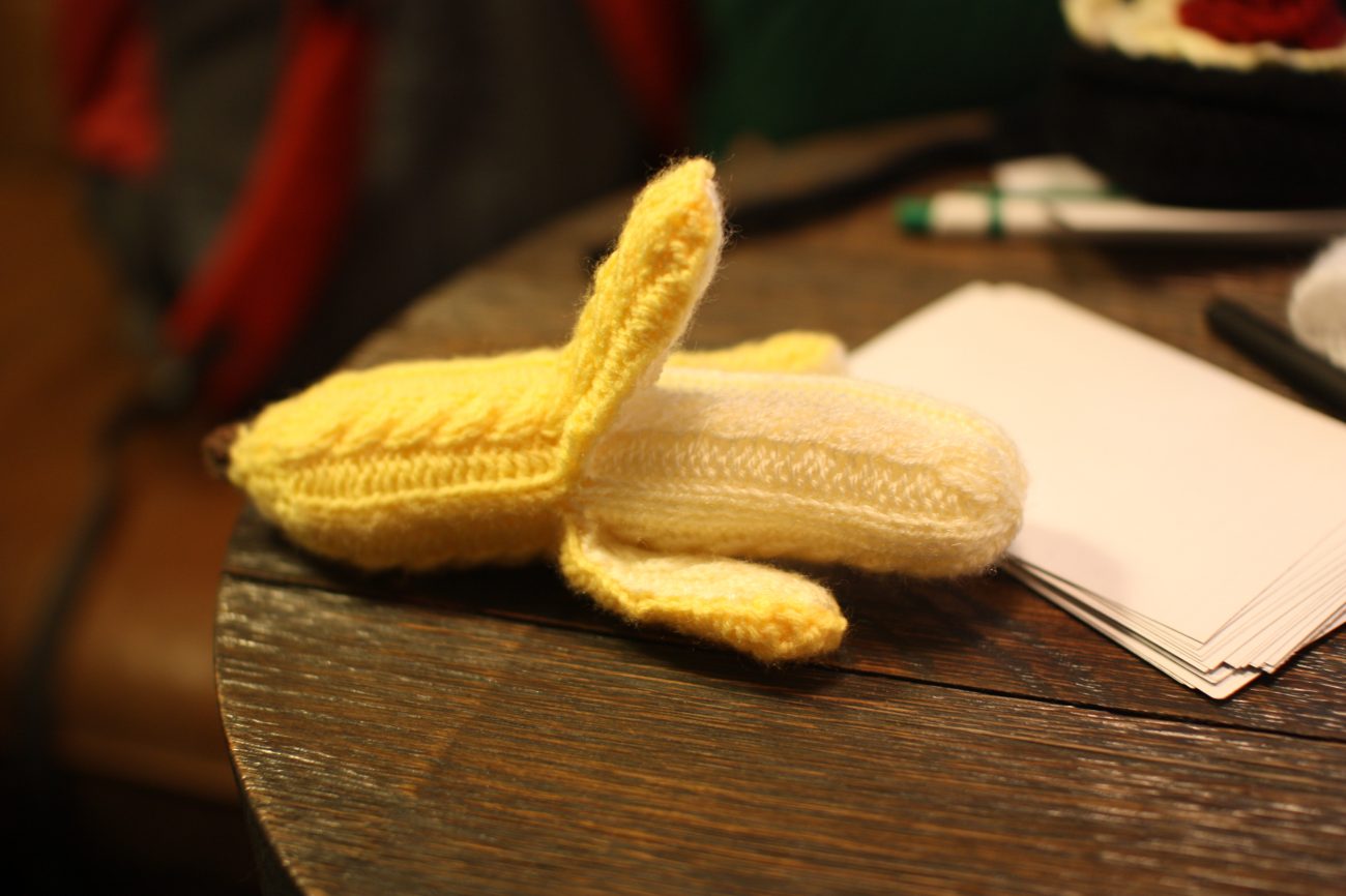Gewoon eens kijken hoe mensen reageren op zo'n achteloos achtergelaten gebreide banaan.