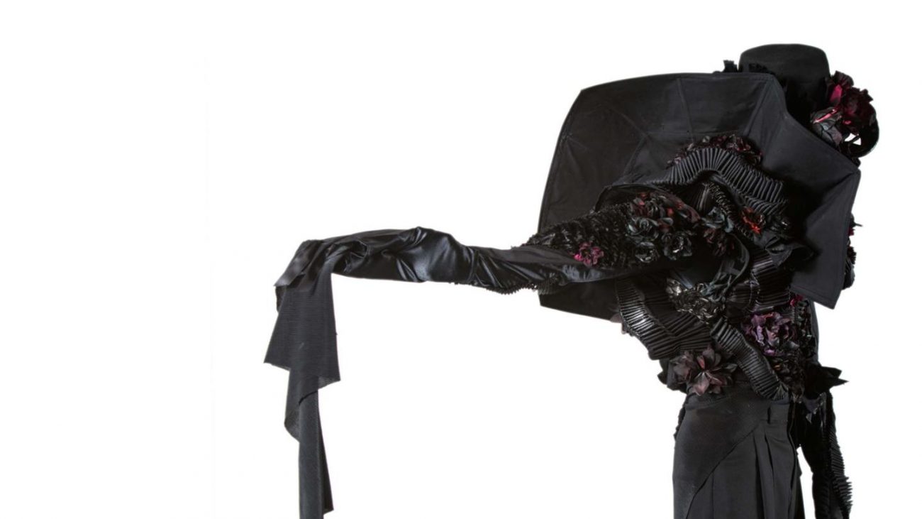 Alle getoonde werken op Shapes of Fashion zijn met de hand gemaakt.