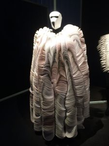 Sculptuur van gevouwen papier van Bea Szenfeld.