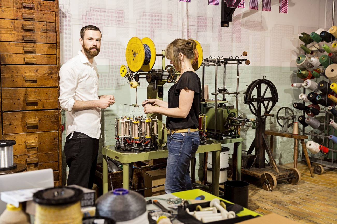 Bart Hess werkend in het TextielLab afdeling passement - foto Josefina Eikenaar.