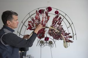 Maarten van Kalsbeek in zijn atelier.