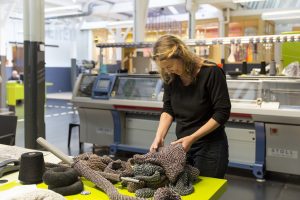 Tanja Smeets werkend in het TextielLab, afdeling breien - foto Josefina Eikenaar.