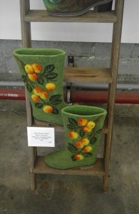 Tatina Shkunova - Appelboom, het symbool voor vrede en liefde, gevilte laarzen.