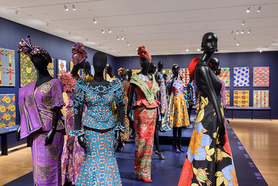 Voorbeelden van kleding door Afrikaanse ontwerpers, uitgevoerd in Vlisco-stoffen.
