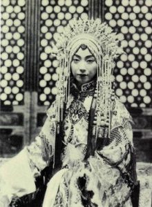 De actrice Mei Lan-Fang in de opera De Bandietengeneraal, begin 1900.