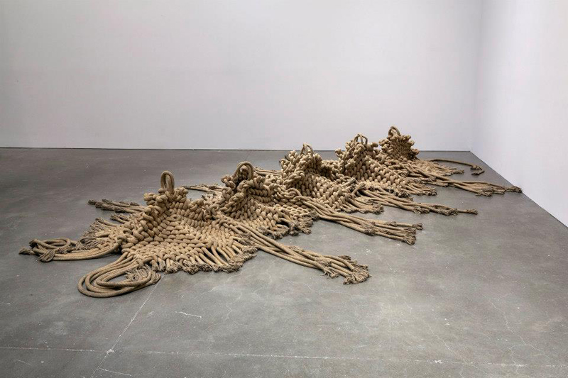 Françoise Grossen, Inchworm (spannerrups/landmeter) - foto Textile Forum.