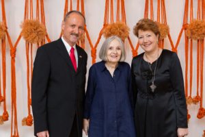 Françoise Grossen (midden) met de Zwitserse consul bij de opening van de tentoonstelling.