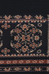 Detail van een vrouwensarong uit Sabu met een achtkantig bloemenpatroon dat in India zijn oorsprong vindt.