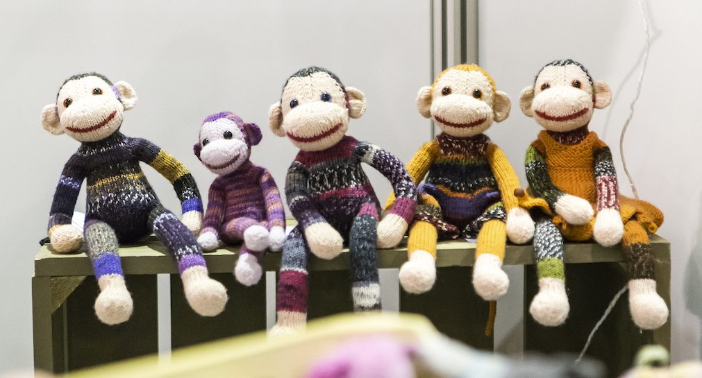 Vrolijke gebreide aapjes op de Handwerkbeurs 2016.