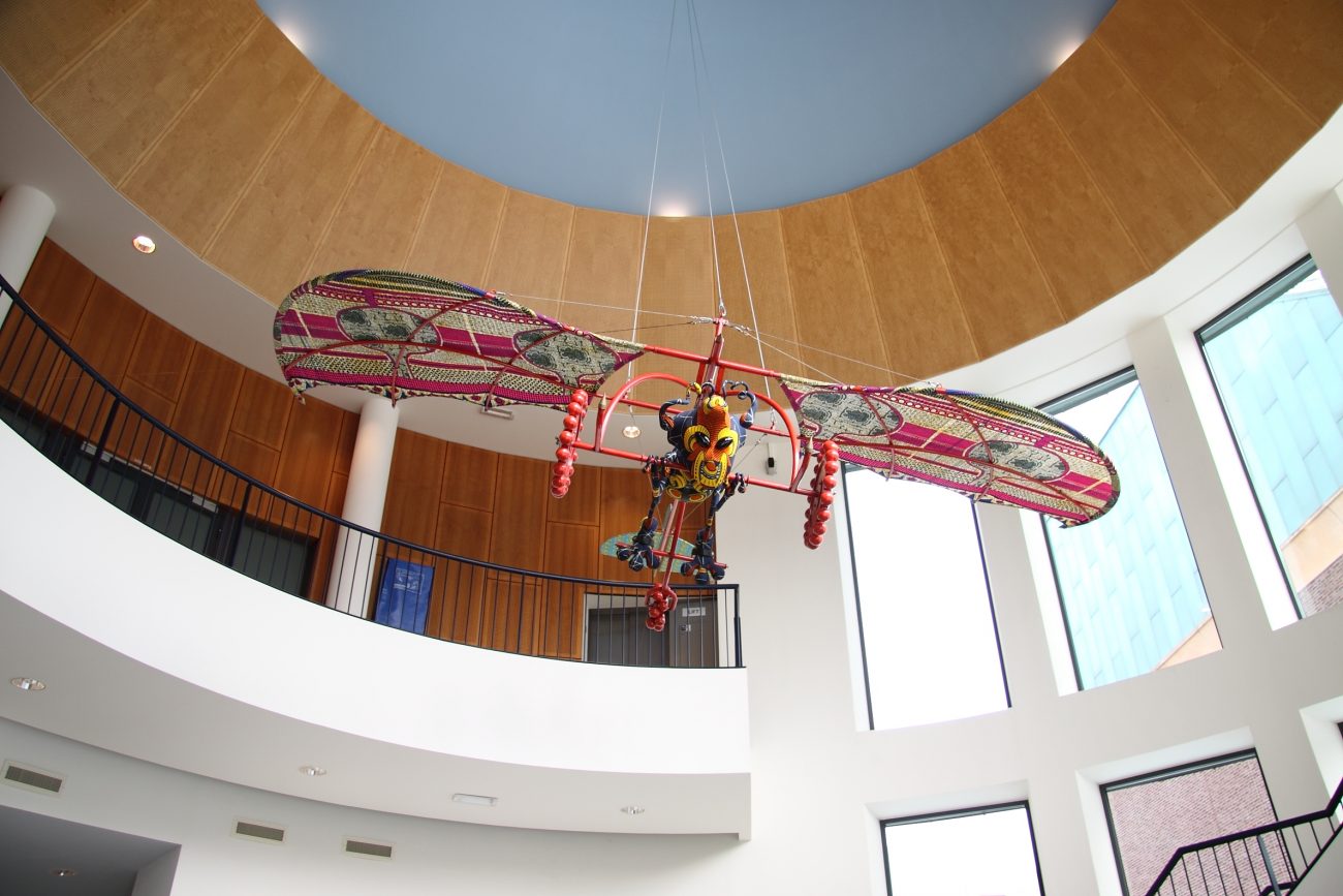Alien Woman on Flying Machine, 2011,150 x 450 x 400 cm, staal, aluminium, messing, Dutch wax printed cotton, rubber.