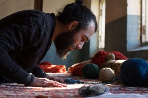 Faig Ahmed aan het werk in zijn studio.