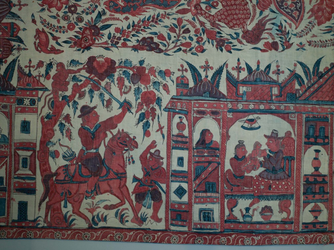 Detail van sitsen tafelkleed, beschilderd met fabeldieren en figuurscènes. Zuid-India, circa 1650 - foto Fotostudio Noorderblik.