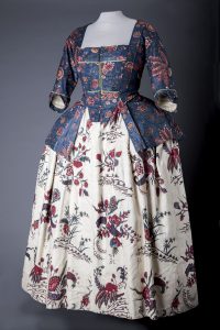 Sitsen vrouwenjak, met dubbele vestpandjes en sitsen vrouwenrok met grote motieven, gedragen circa 1765 - foto Fotostudio Noorderblik.